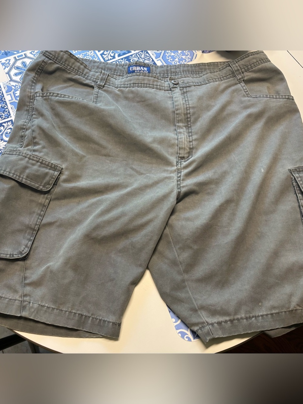 MENS URBAN MAN OLIVE GREEN CARGO SHORTS 22” WAIST (some marks)